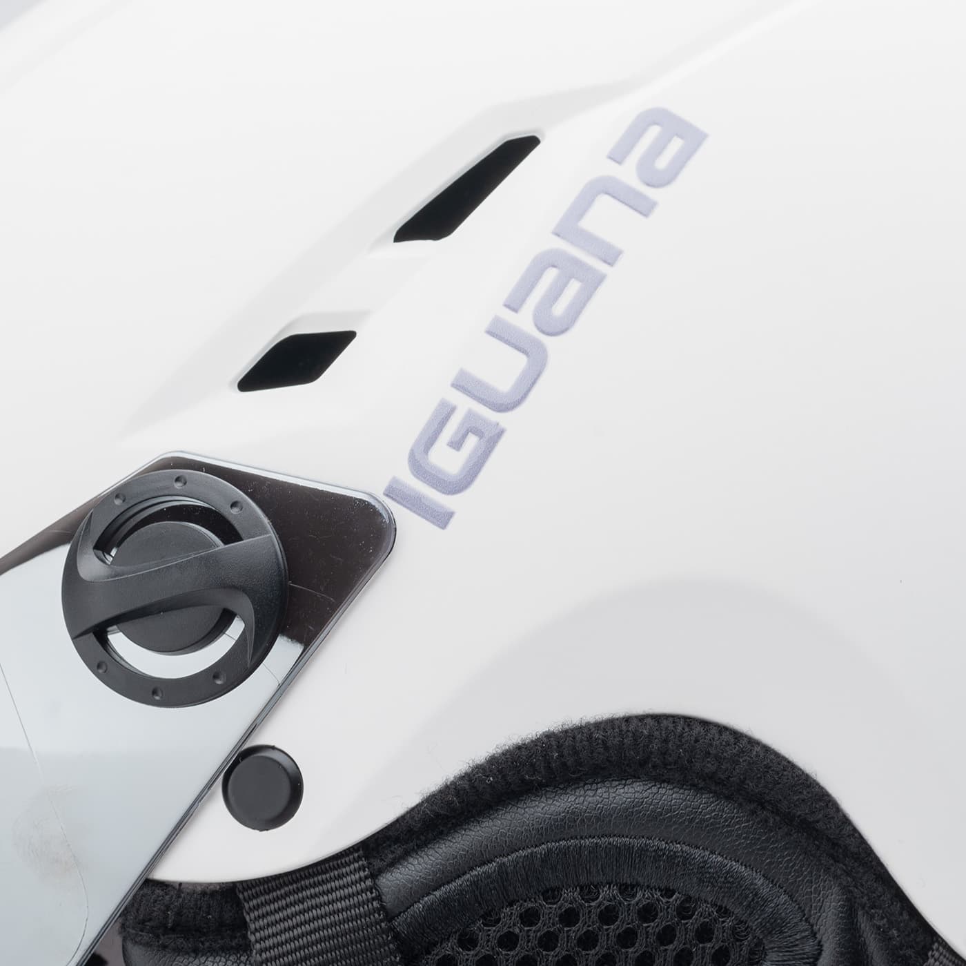 Kask ochronny IBRON z regulacją i wentylacją 6