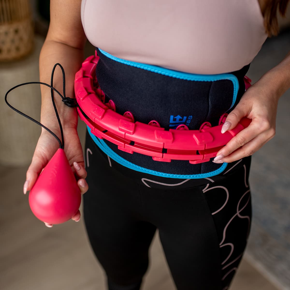 Czerwone hula hop z obciążnikiem do fitnessu i masażu talii 8