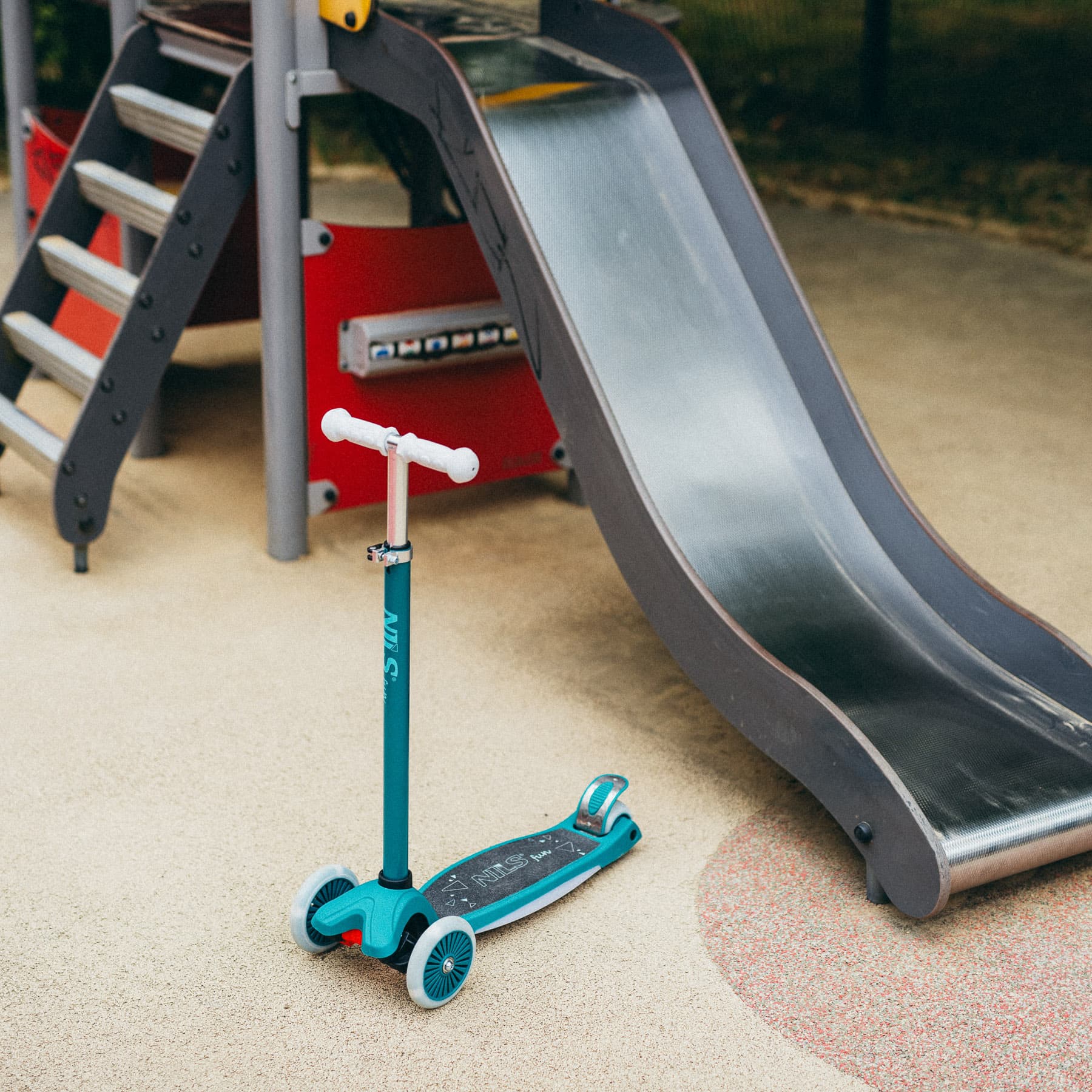 HLB1310 LED Hulajnoga Dziecięca Zielona Nils Fun 8