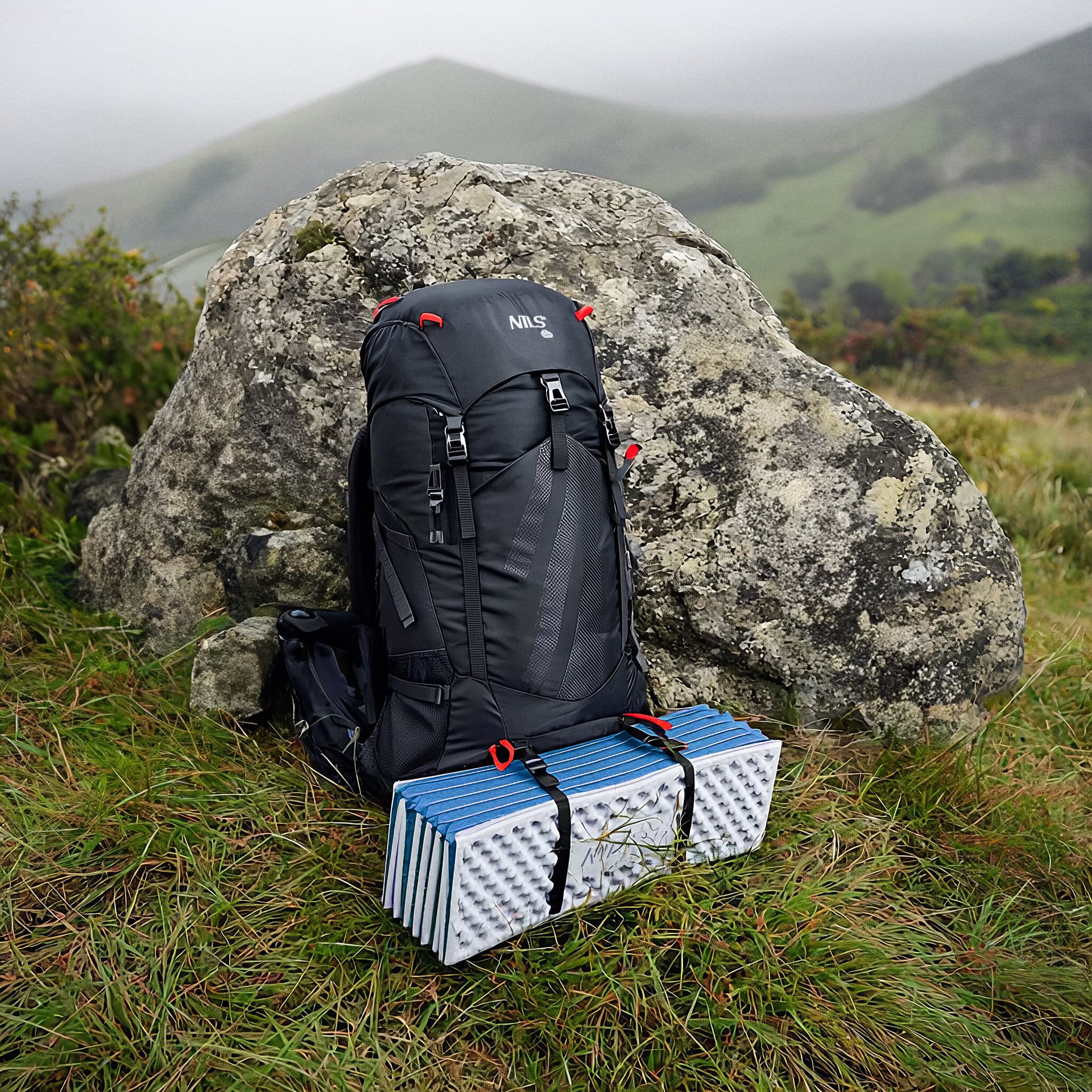 Niebieska składana karimata turystyczna z podbiciem aluminiowym i pianką XPE 195 cm Nils Camp 2