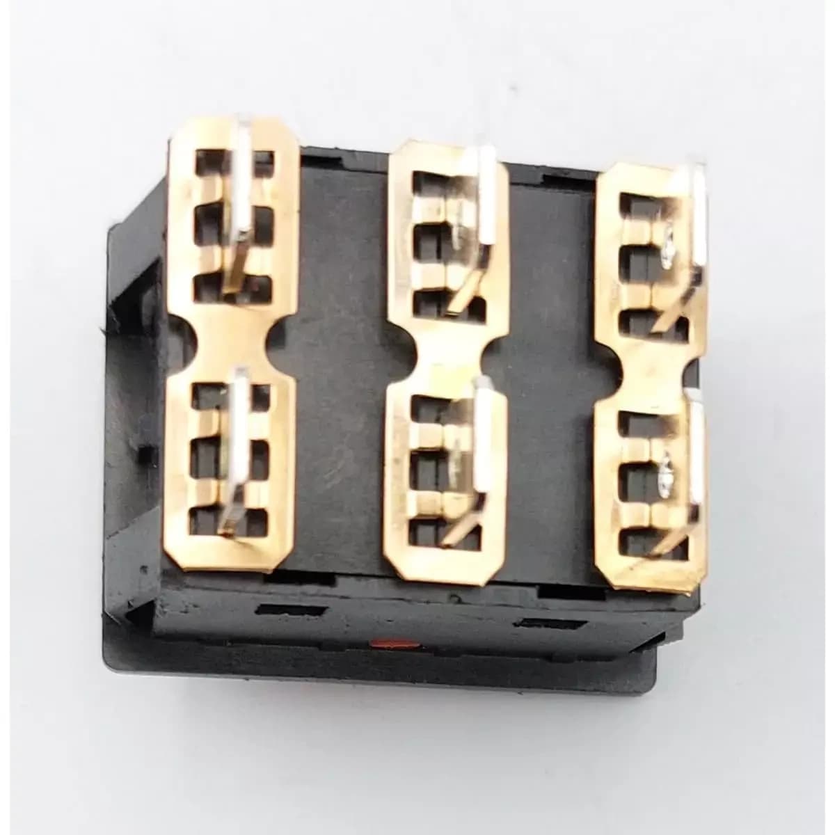 Przełącznik napięcia 12/24V do urządzeń elektrycznych 2