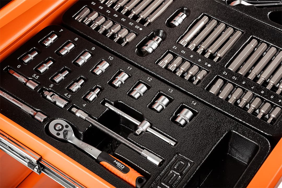 Szafka warsztatowa NEO TOOLS z 5 szufladami i 117 narzędziami 8