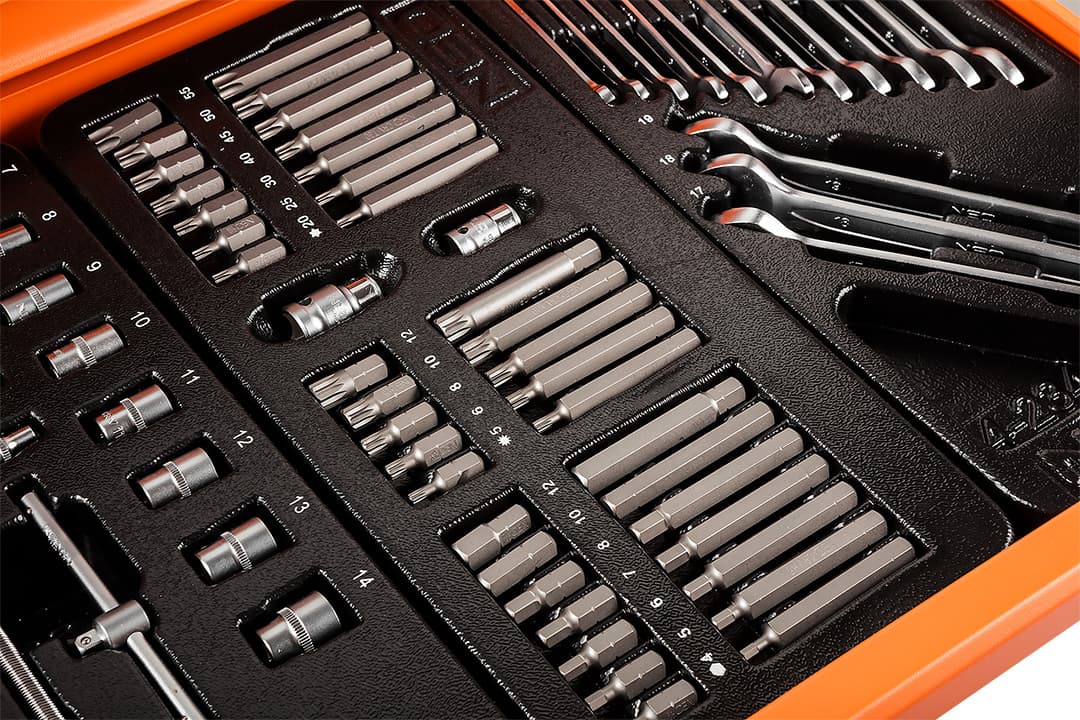 Szafka warsztatowa NEO TOOLS z 5 szufladami i 117 narzędziami 9