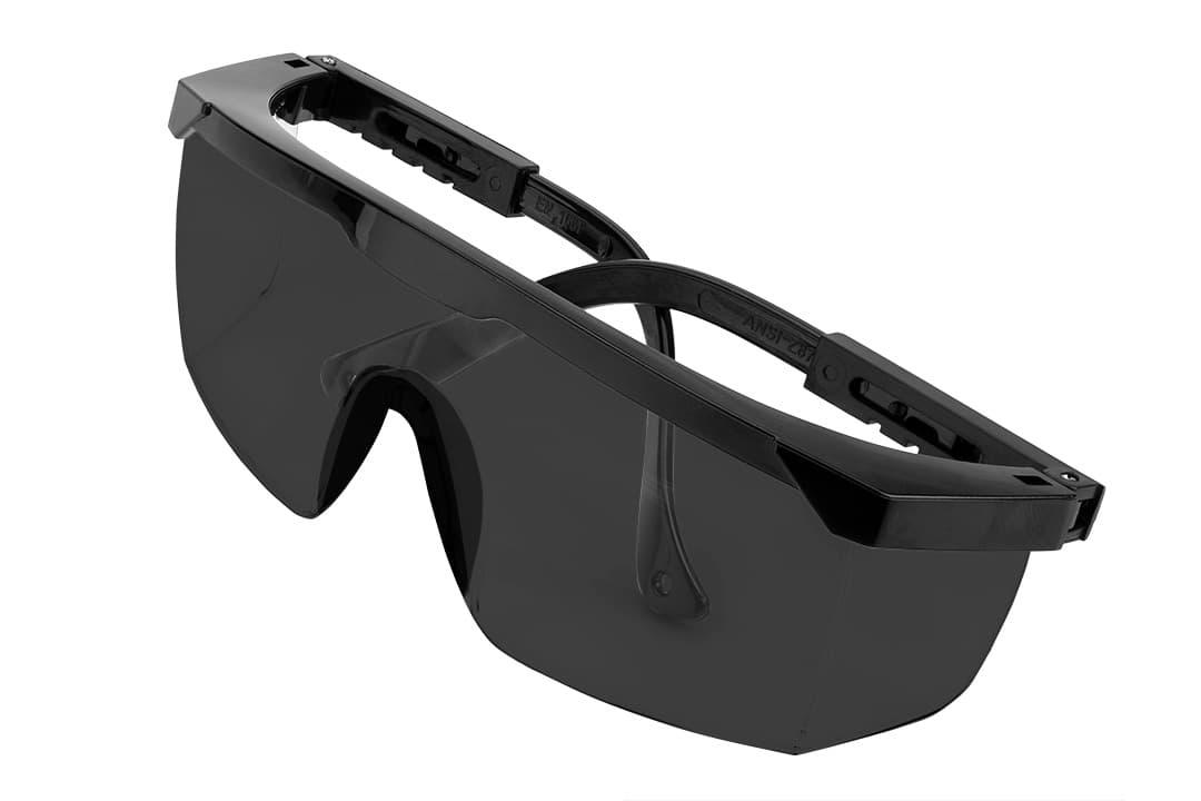 Okulary ochronne z przyciemnianymi soczewkami i regulowanymi zausznikami 4