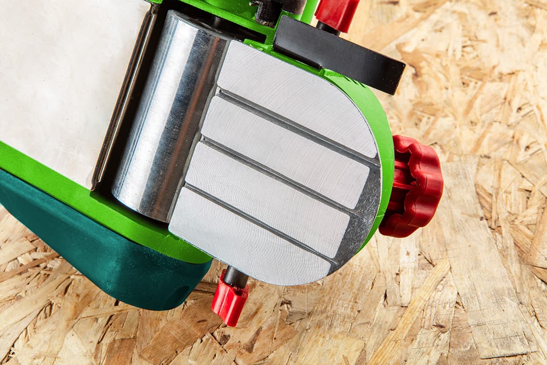 Strug elektryczny 710W głębokość strugania do 2 mm szerokość 82 mm 7