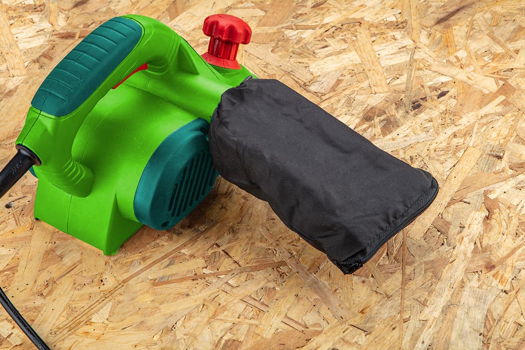 Strug elektryczny 710W głębokość strugania do 2 mm szerokość 82 mm 8