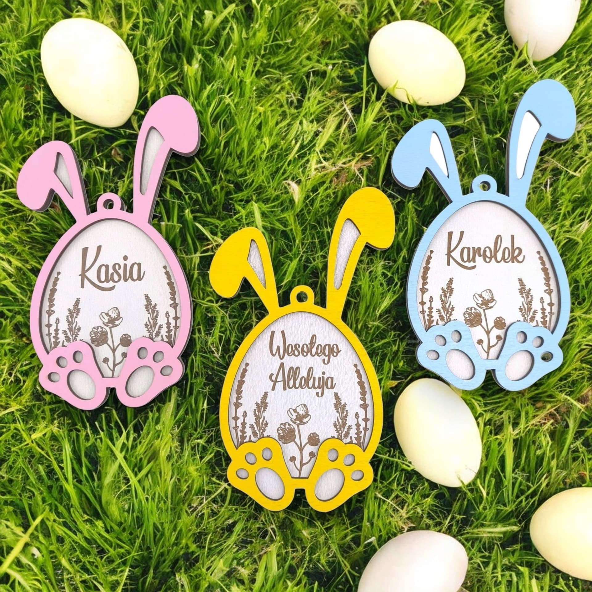 Drewniana figurka zajączka w jajku wielkanocnym