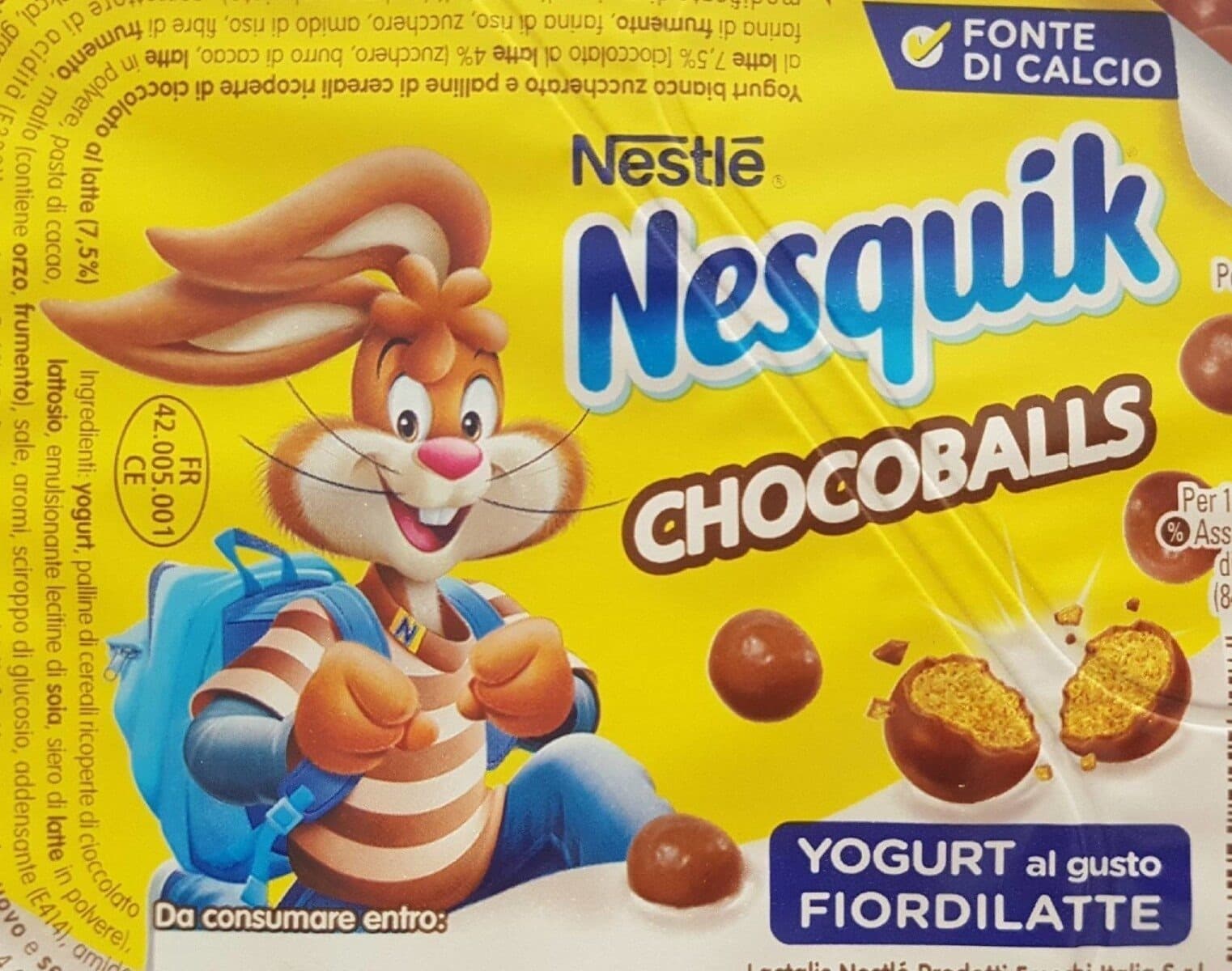 Jogurt słodzony Nestle Nesquik z kuleczkami zbożowymi w czekoladzie mlecznej 120 g
