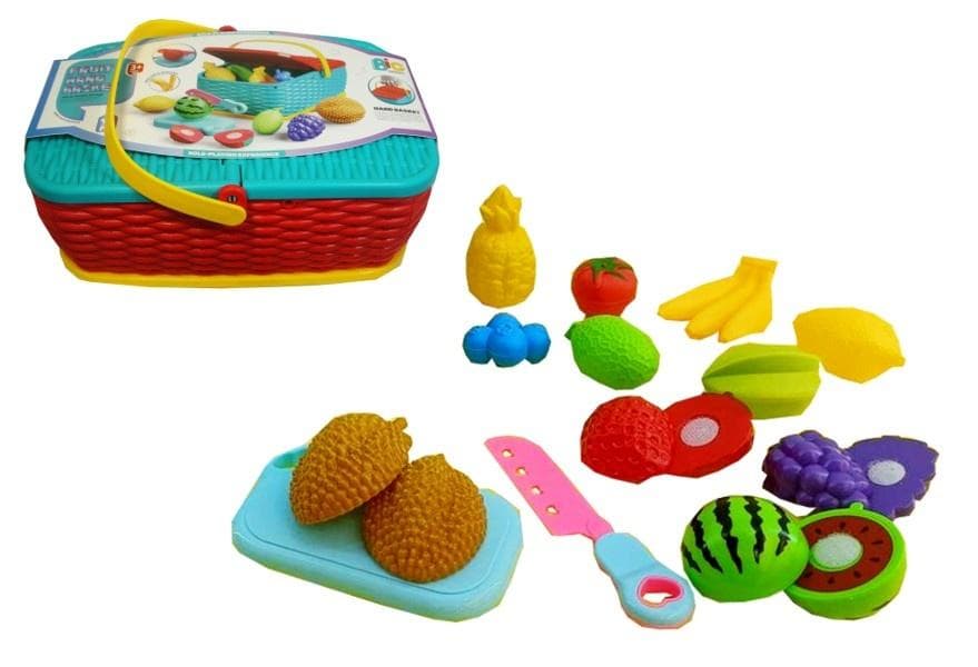 Koszyk piknikowy z akcesoriami i produktami do krojenia