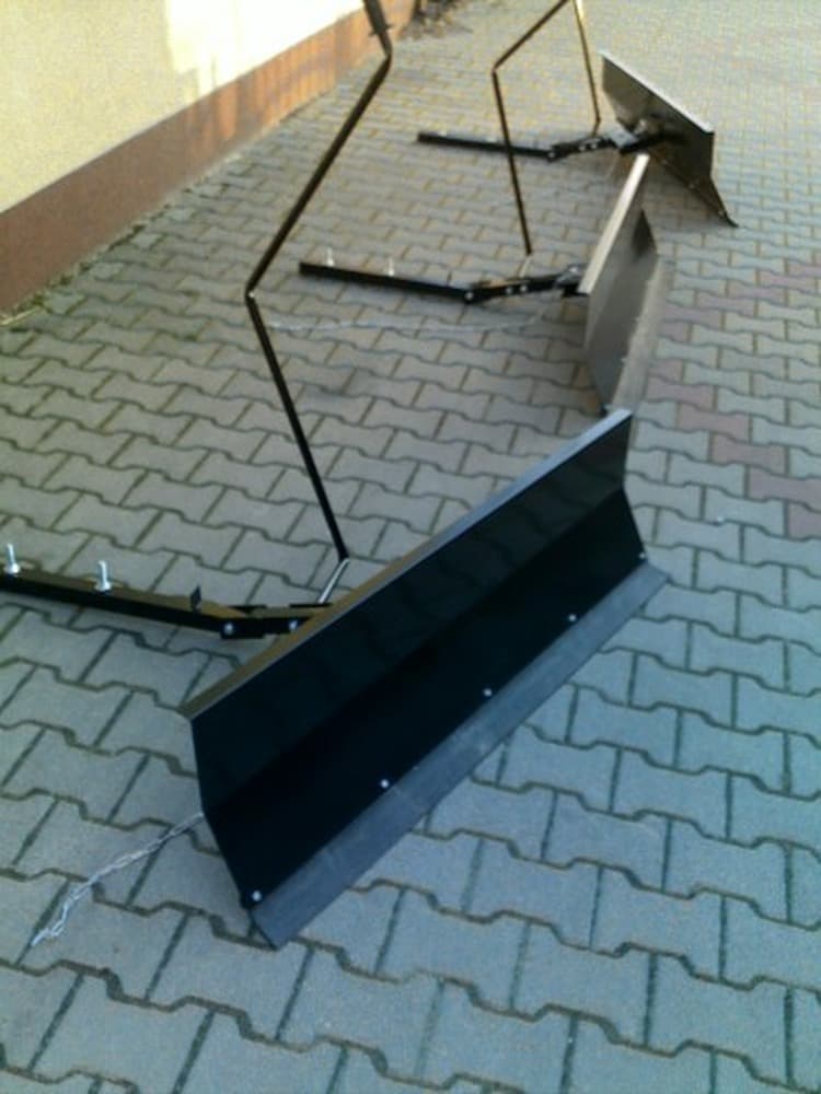 Lampka nocna z drewnianą podstawą i abażurem